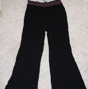 Cute boho style pants with a Colored waistband